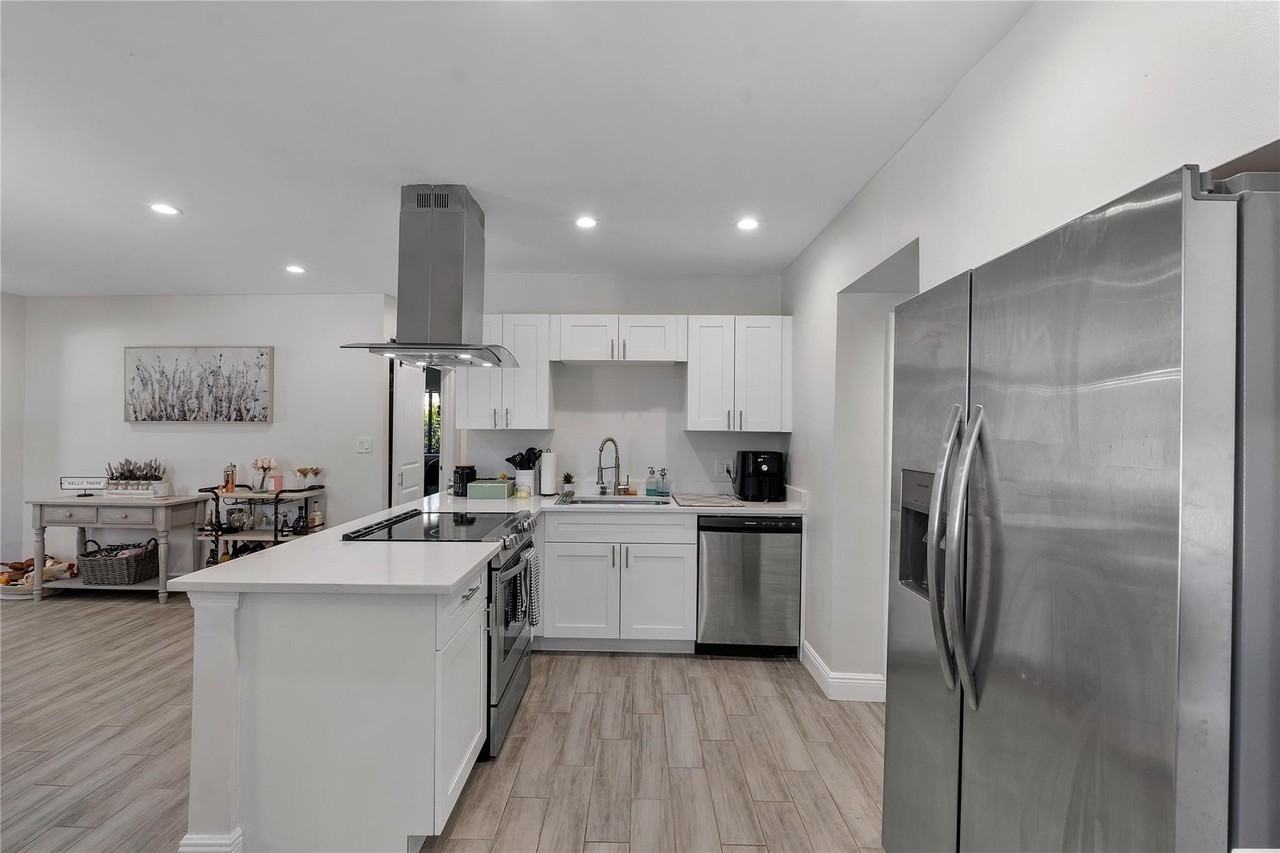 342 Sw 22nd St - Photo 5 of 17