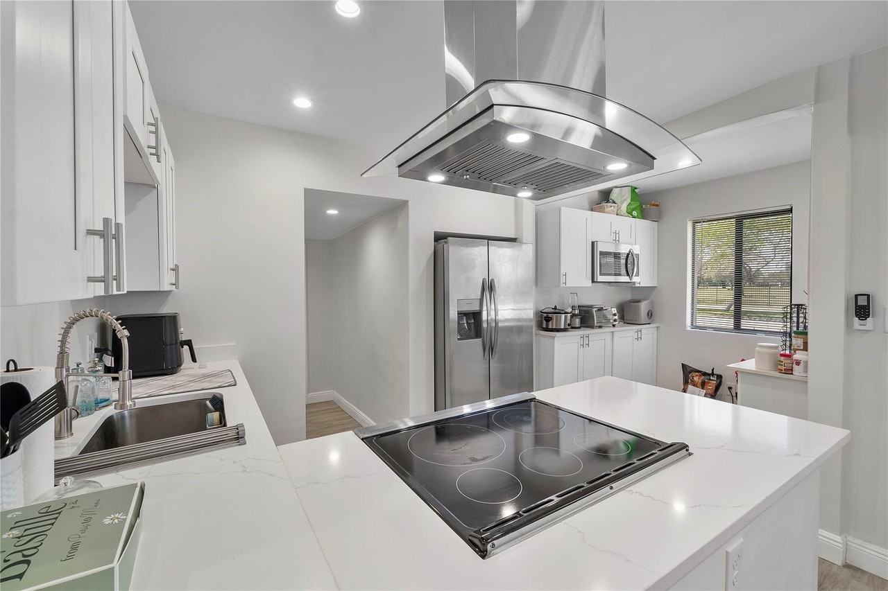 342 Sw 22nd St - Photo 3 of 16