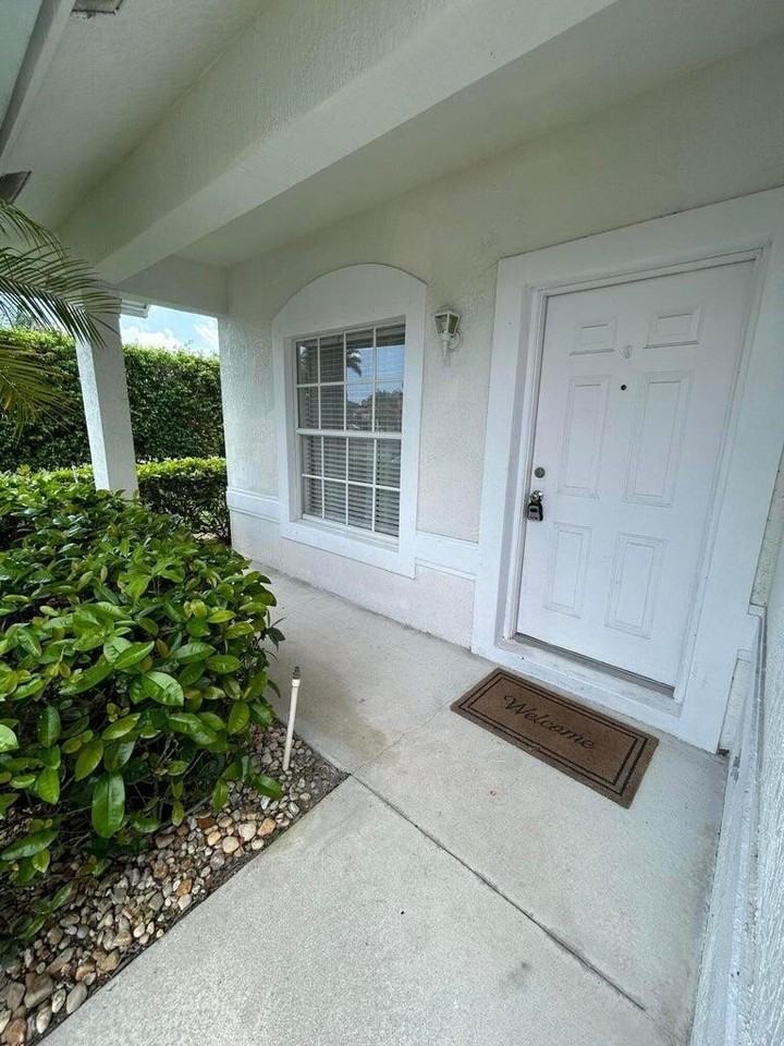 13519 Fountain View Blvd - Photo 3 of 30