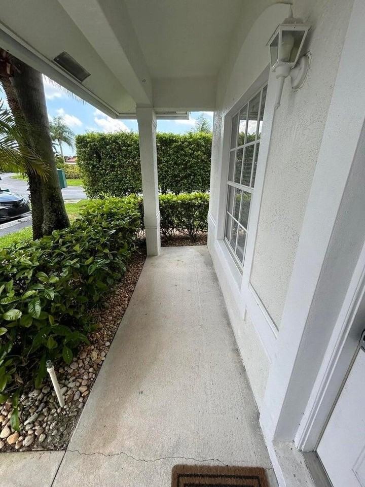 13519 Fountain View Blvd - Photo 4 of 30