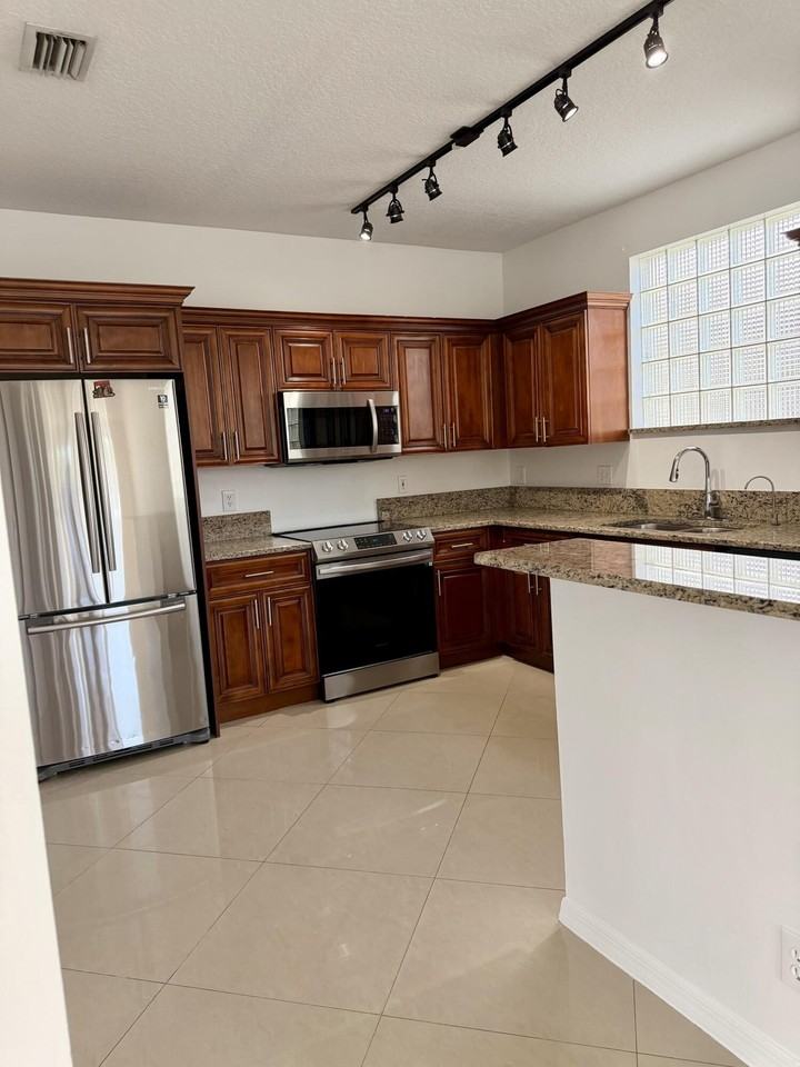 11073 Harbour Springs Cir - Photo 7 of 50