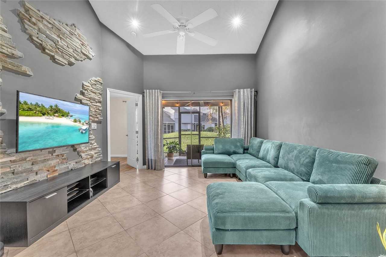 8407 Nw 78th Ct - Photo 4 of 23
