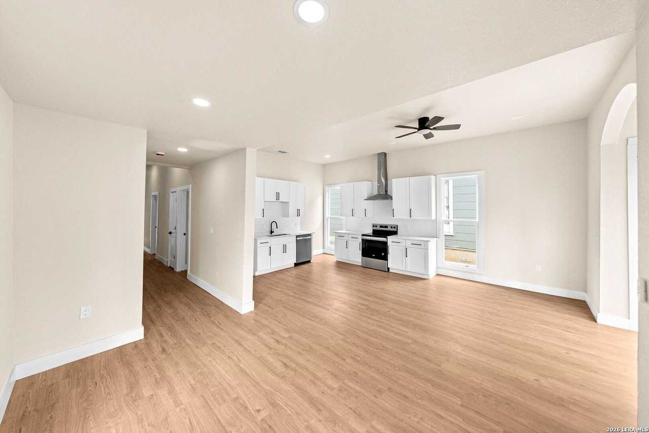 1122 N Pine St - Photo 4 of 33