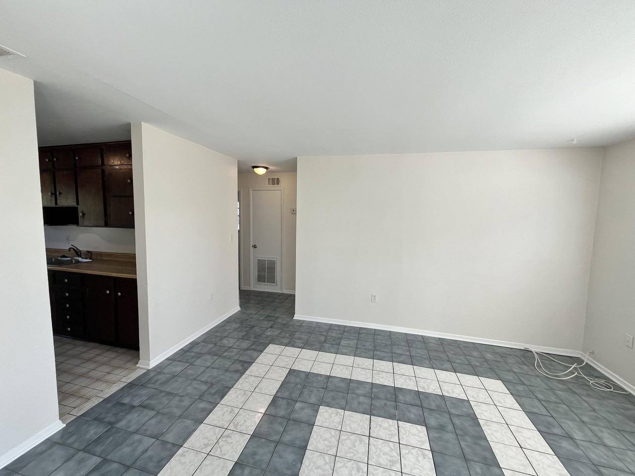 2244 Shelby Dr - Photo 3 of 15