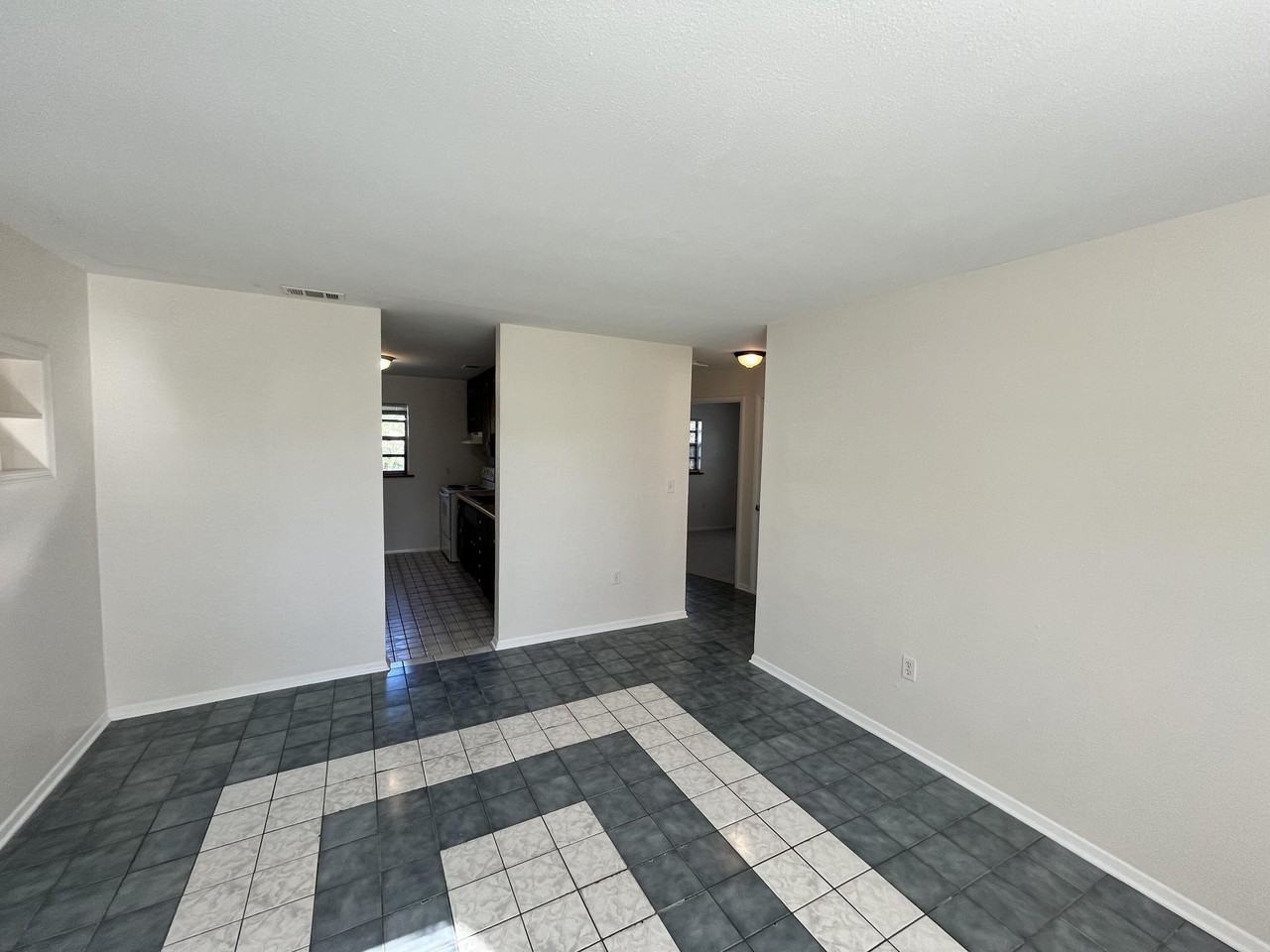 2244 Shelby Dr - Photo 4 of 15