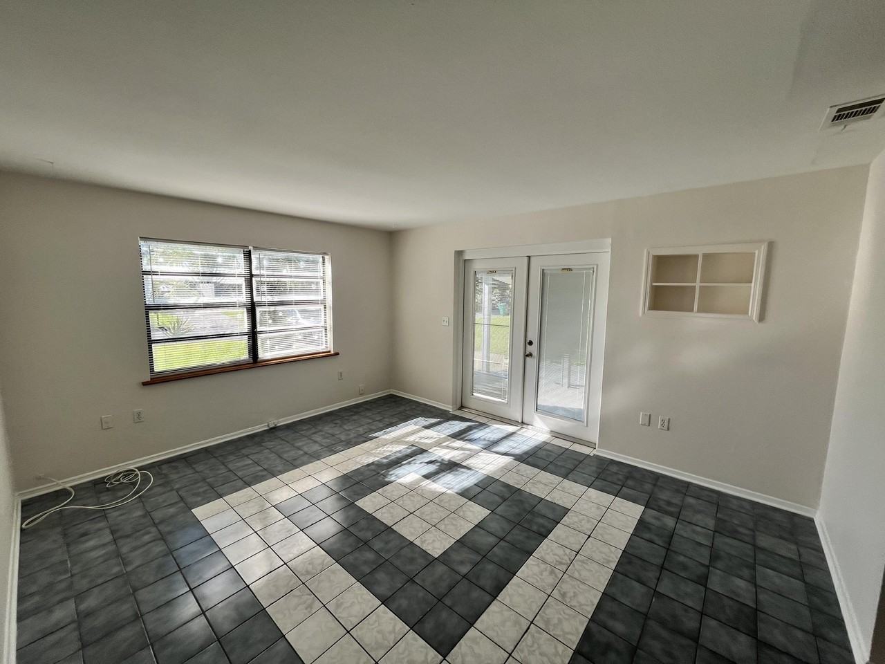 2244 Shelby Dr - Photo 5 of 15