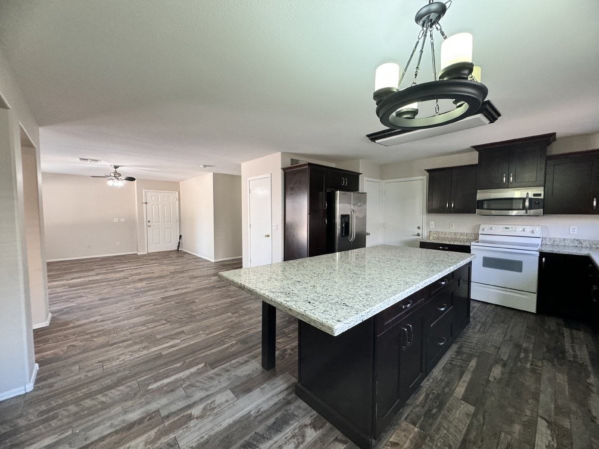9138 W Ross Ave - Photo 4 of 48