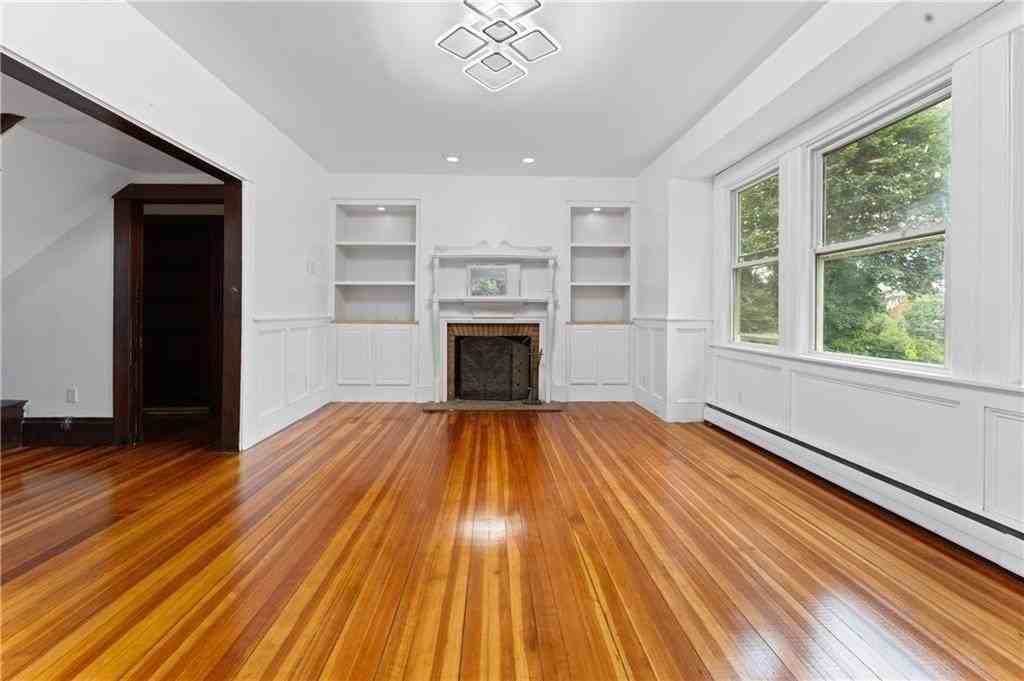 335 Blackstone St - Photo 5 of 8