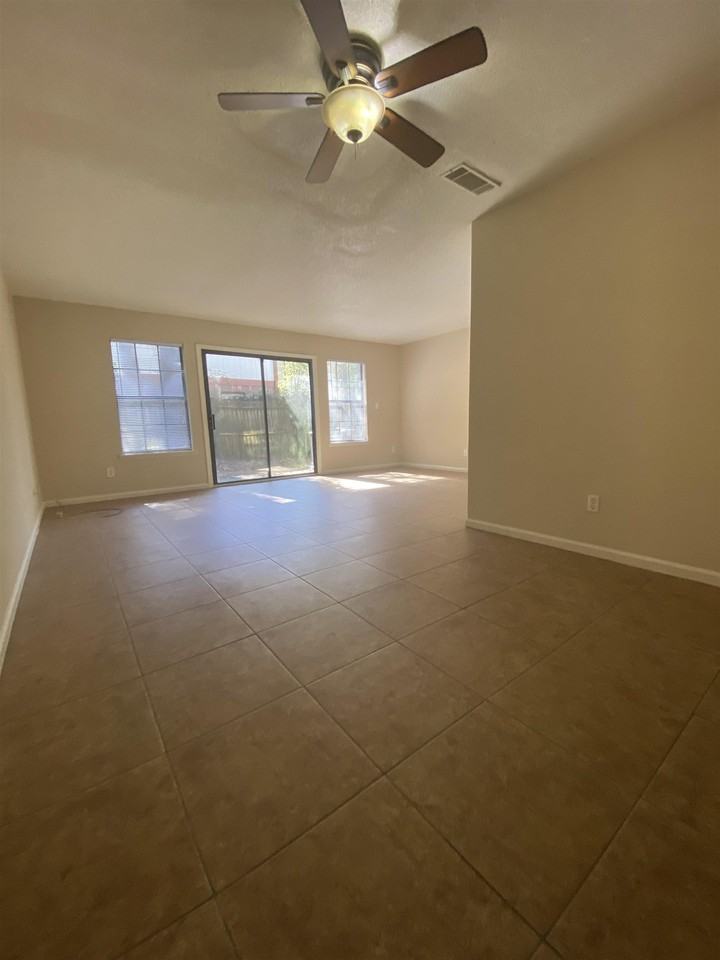 3701 Donovan Dr #B - Photo 4 of 35