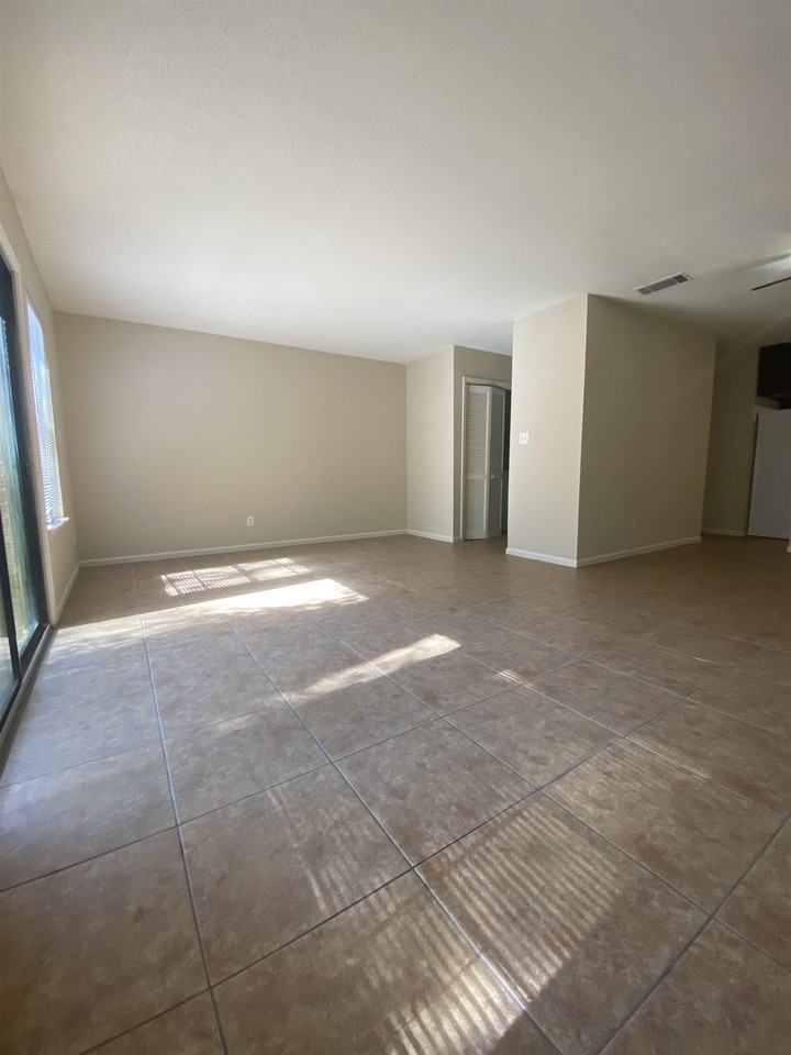 3701 Donovan Dr #B - Photo 7 of 35