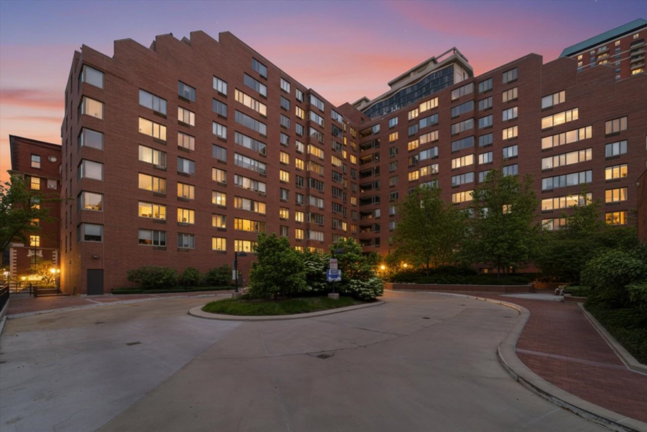 801 S Plymouth Ct Apt 713 #713 - Photo 2 of 24