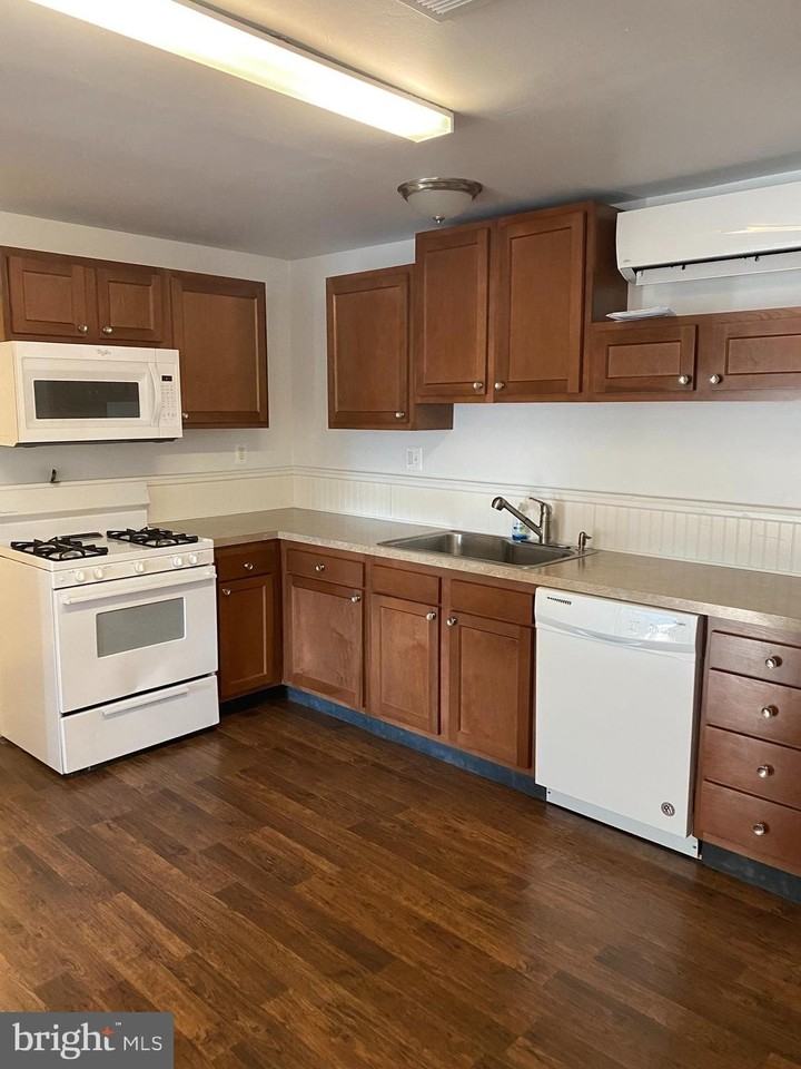 22 Bloomsbury Ave #C - Photo 2 of 13