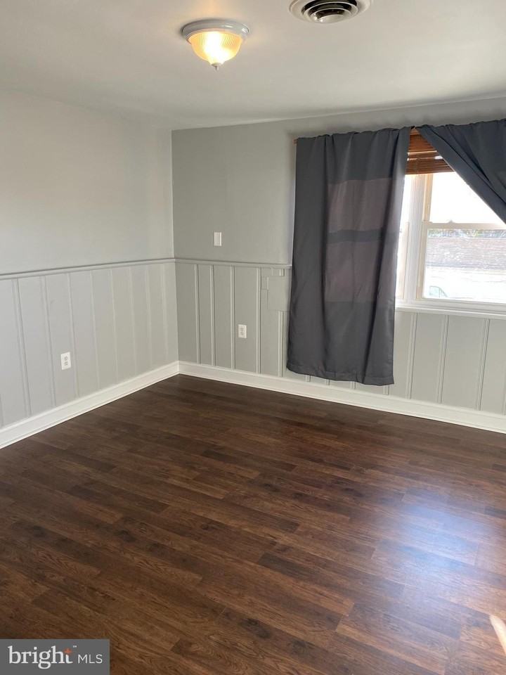 22 Bloomsbury Ave #C - Photo 5 of 13