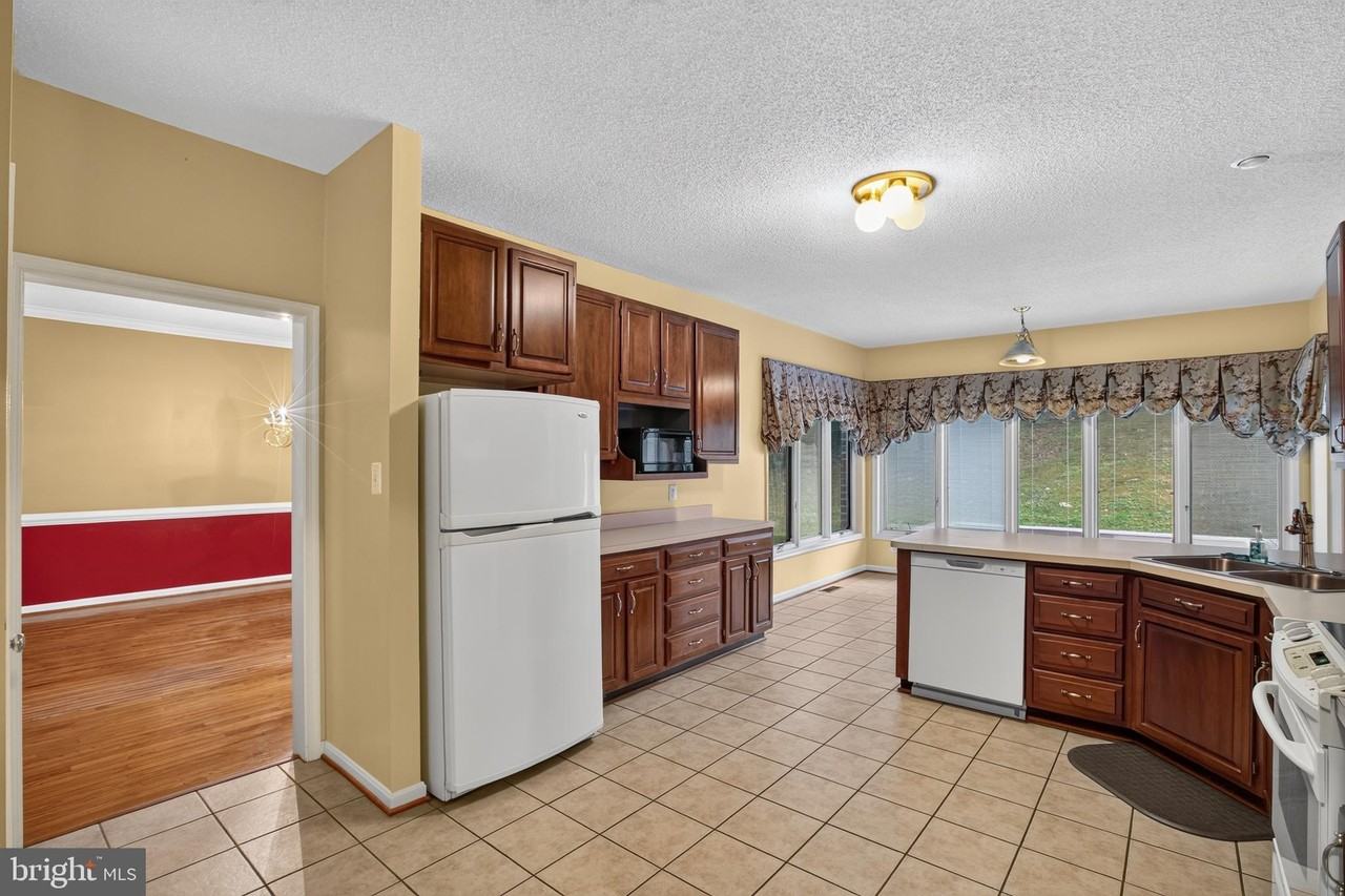 16801 Old Field Ln - Photo 2 of 17