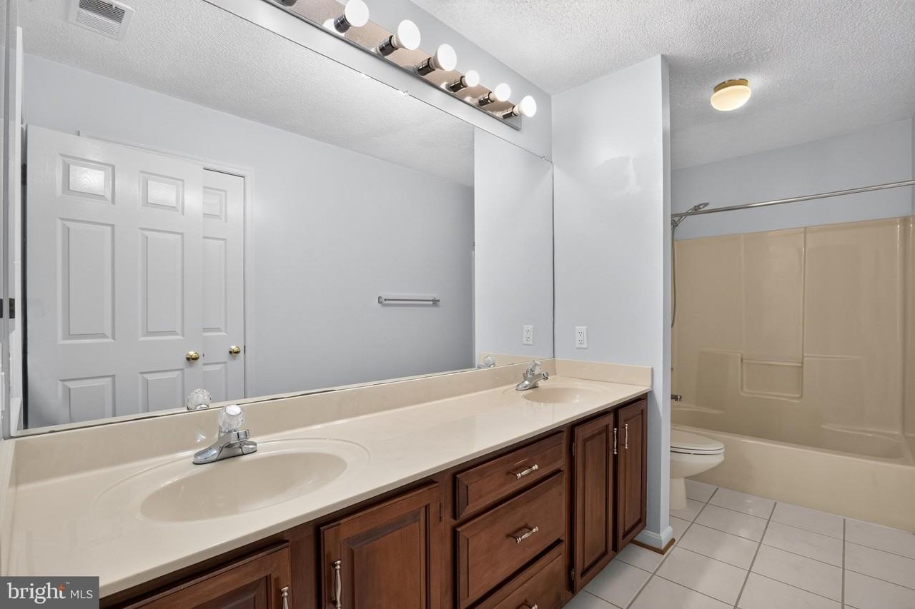 16801 Old Field Ln - Photo 4 of 17