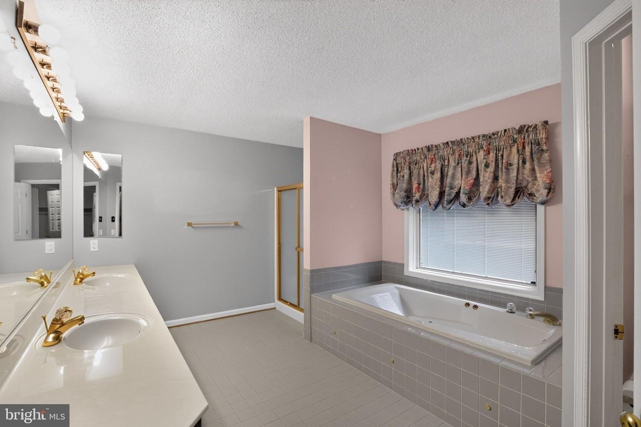 16801 Old Field Ln - Photo 5 of 17
