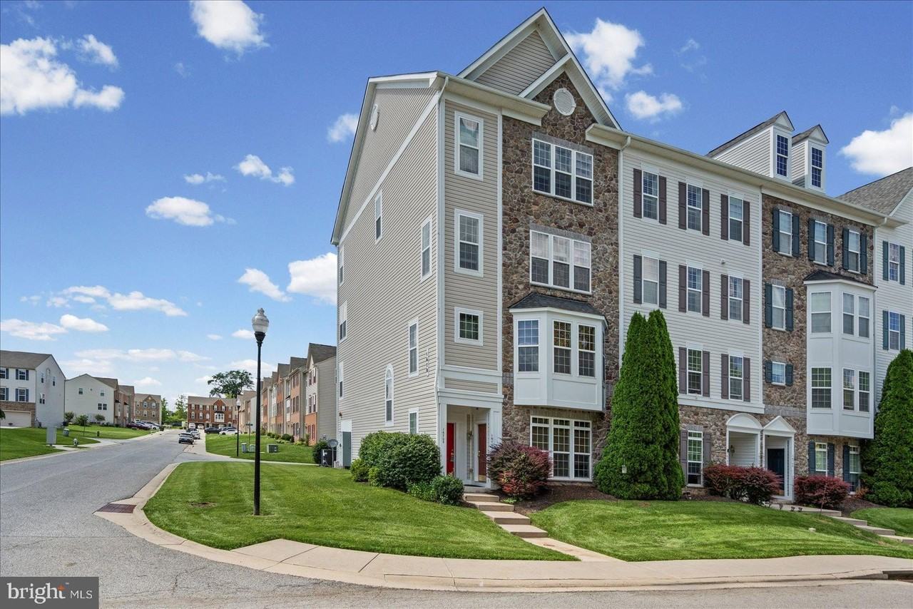 1670 Mohegan Dr #B - Photo 2 of 44