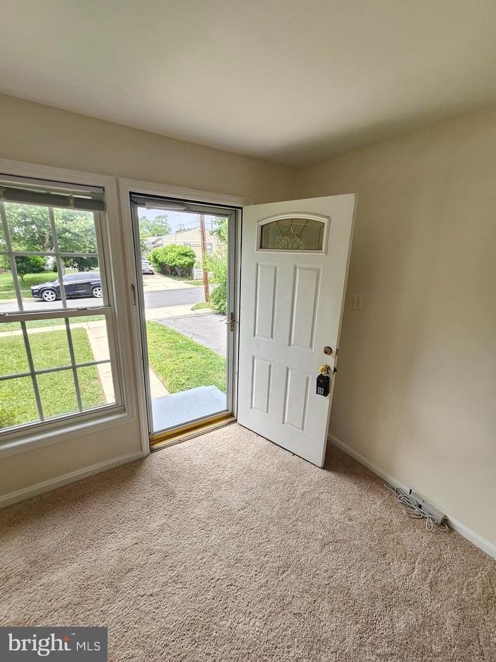 603 Pinewood Rd - Photo 6 of 32