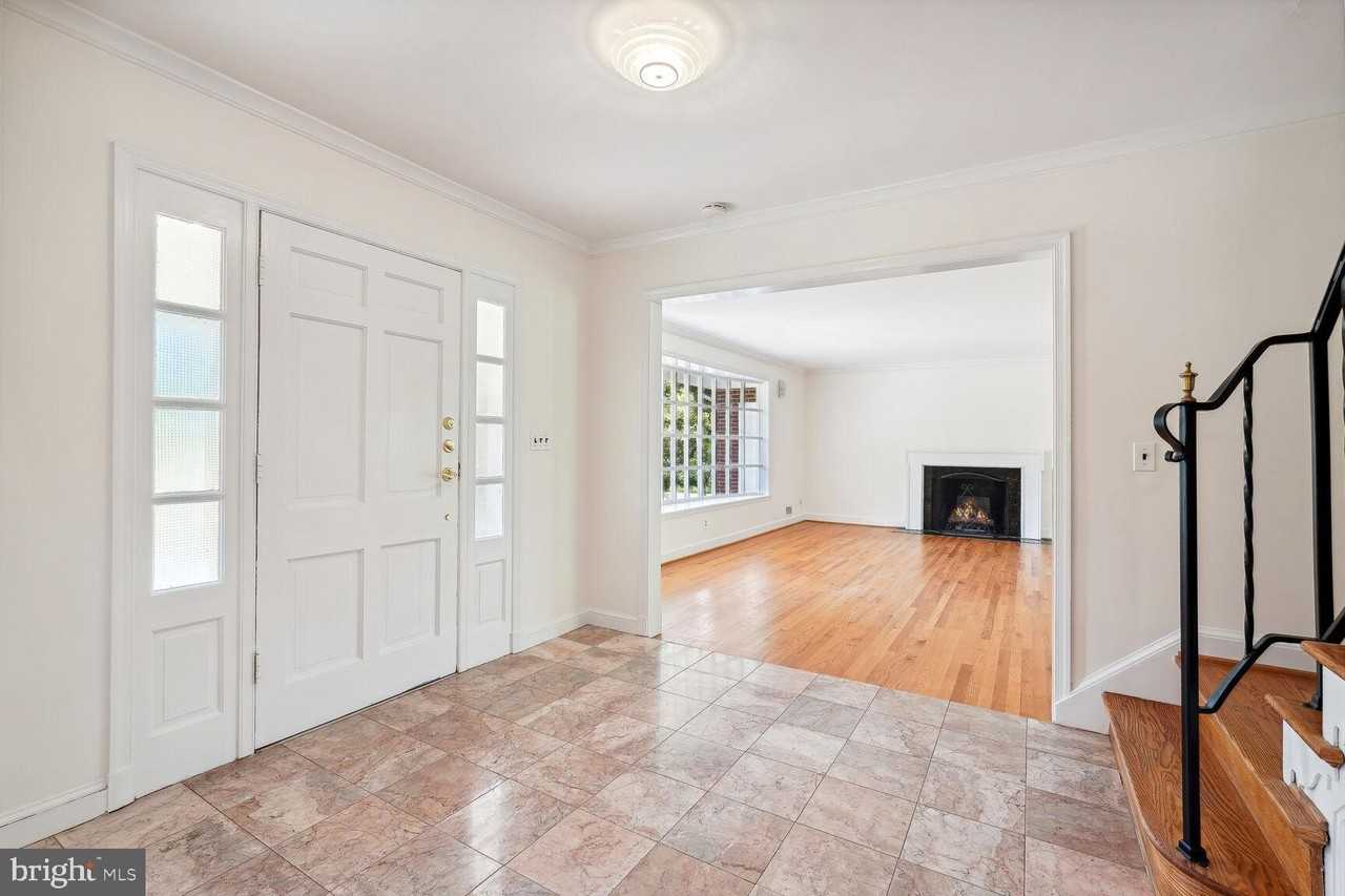 7001 Longwood Dr - Photo 2 of 27