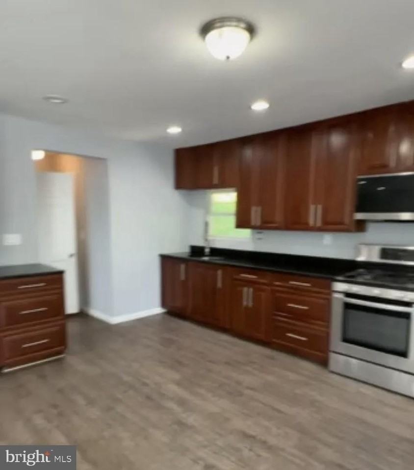 6913 Annapolis Rd - Photo 4 of 8