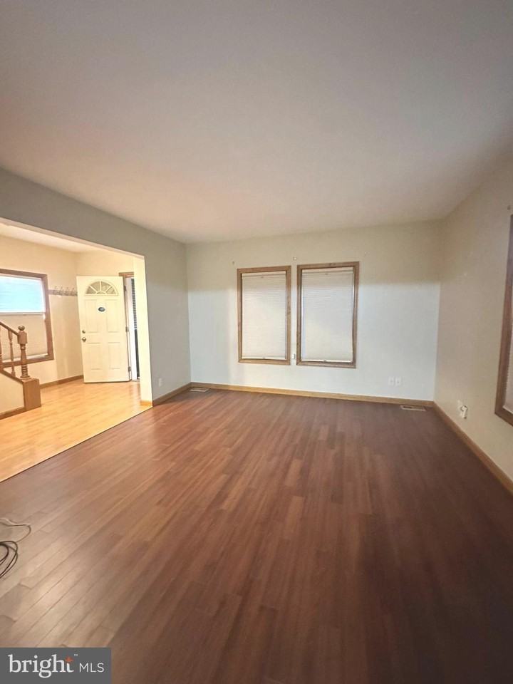 700 Schiller Ave - Photo 3 of 24