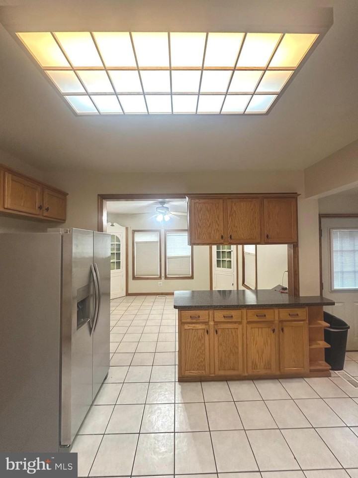700 Schiller Ave - Photo 5 of 24