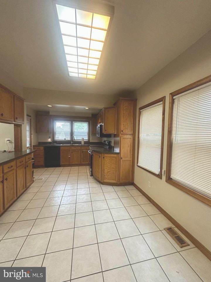 700 Schiller Ave - Photo 6 of 24