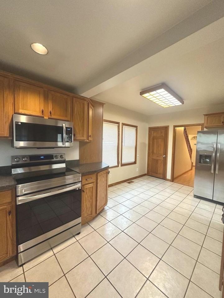 700 Schiller Ave - Photo 7 of 24