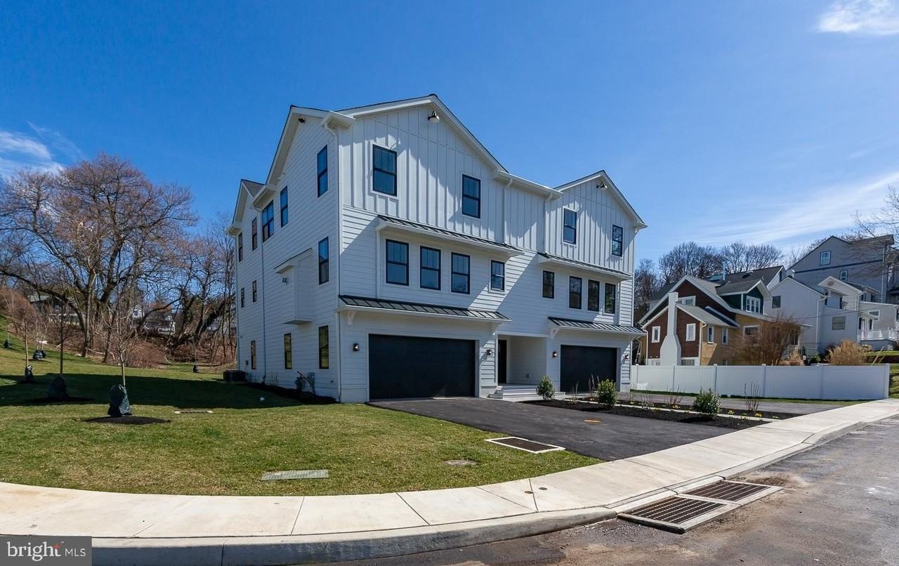 981 Henry Ave - Photo 2 of 32