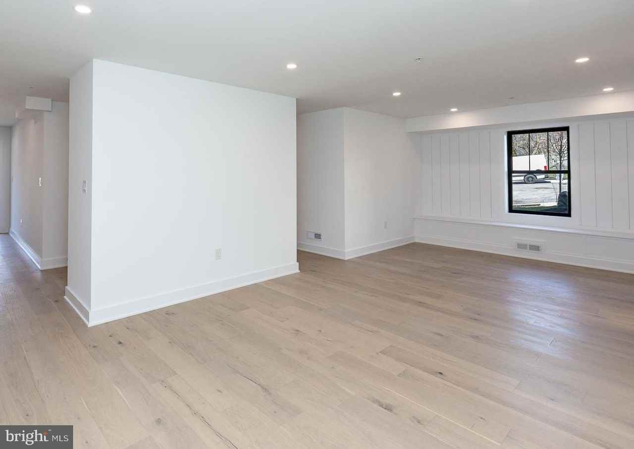 981 Henry Ave - Photo 3 of 32