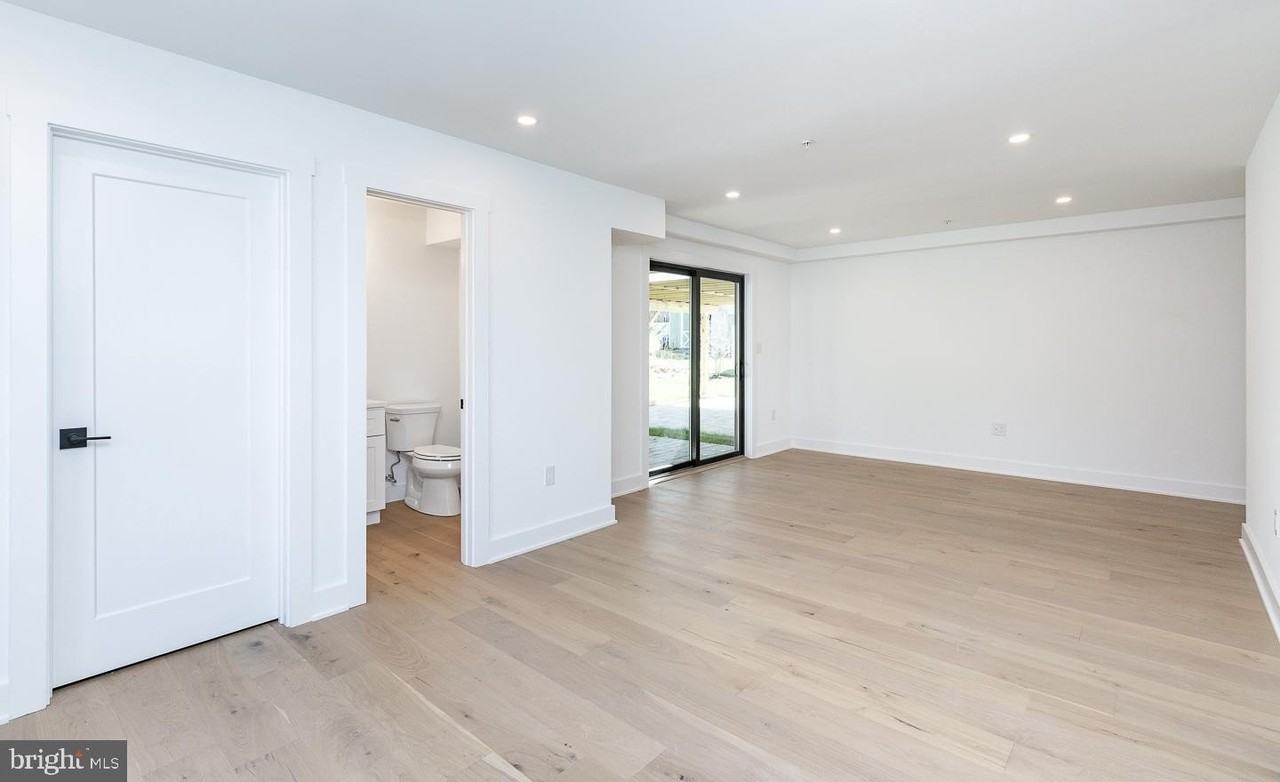 981 Henry Ave - Photo 4 of 32