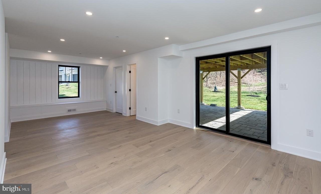 981 Henry Ave - Photo 5 of 32