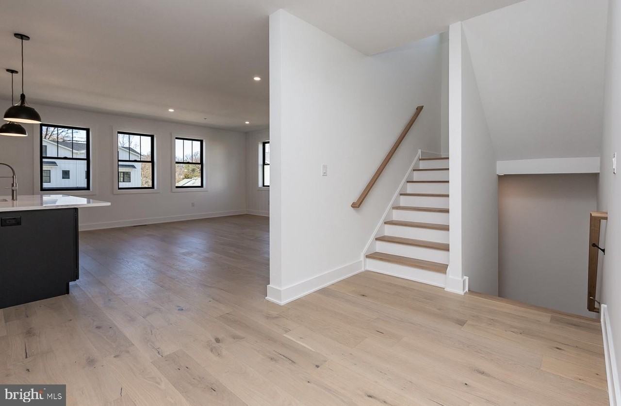 981 Henry Ave - Photo 6 of 32