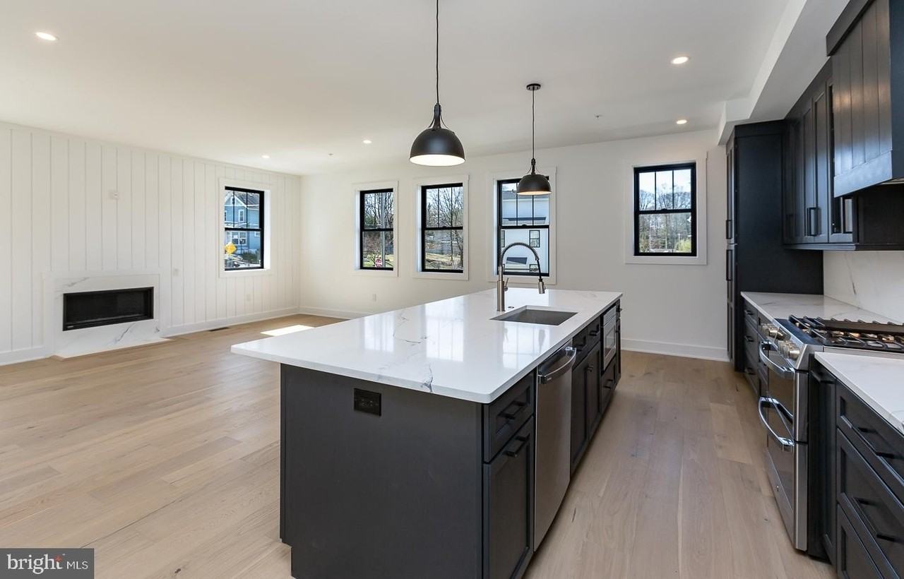 981 Henry Ave - Photo 7 of 32