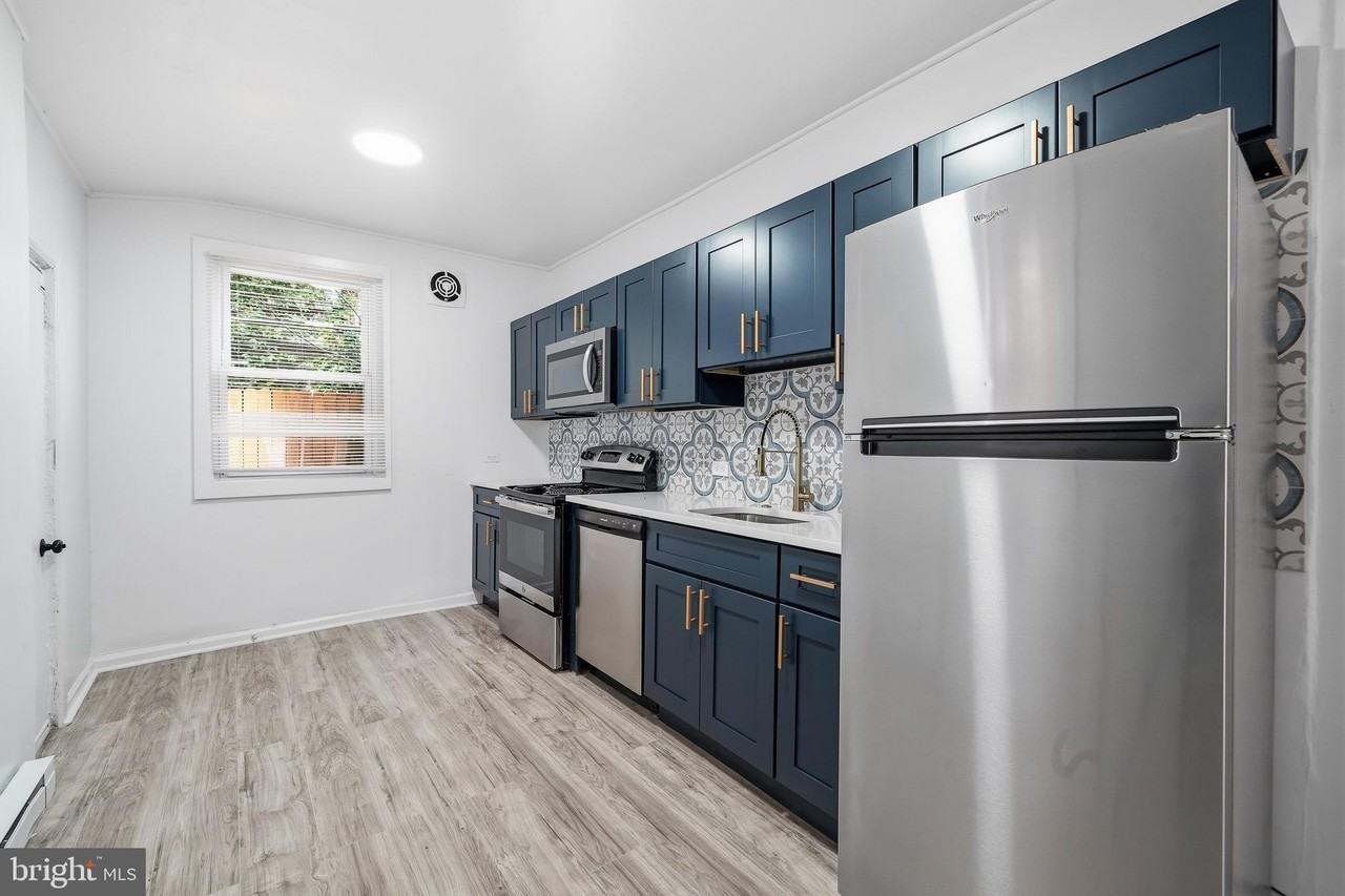 2062 E Stella St - Photo 2 of 20