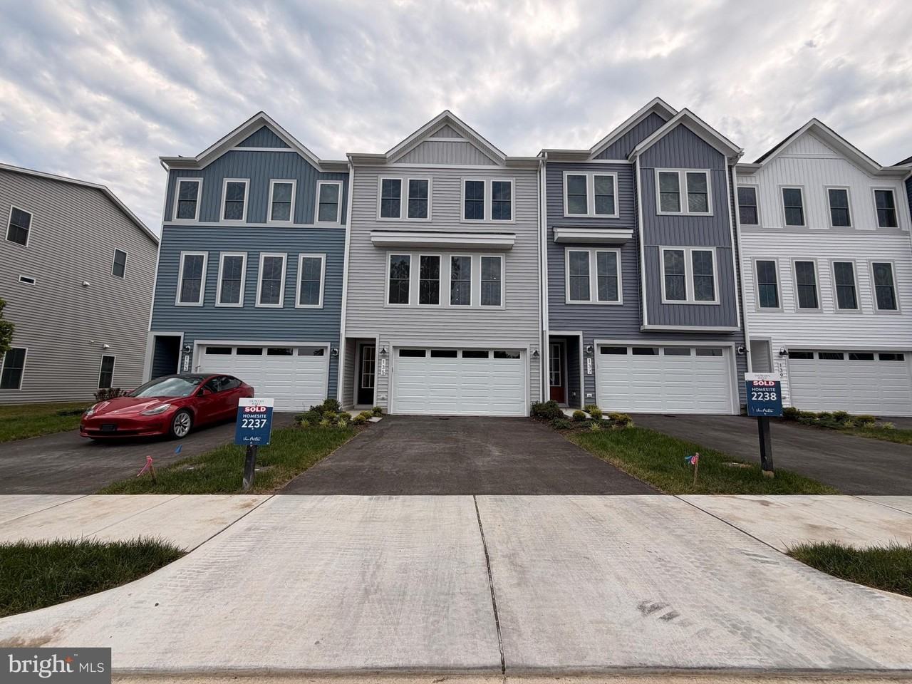 135 Heyford Dr - Photo 2 of 50