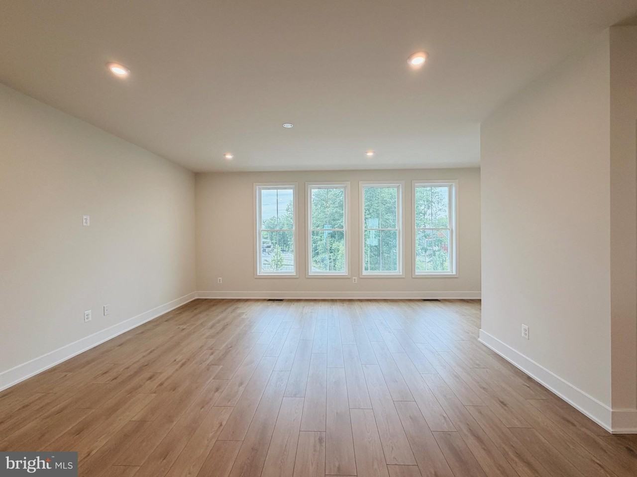 135 Heyford Dr - Photo 3 of 50