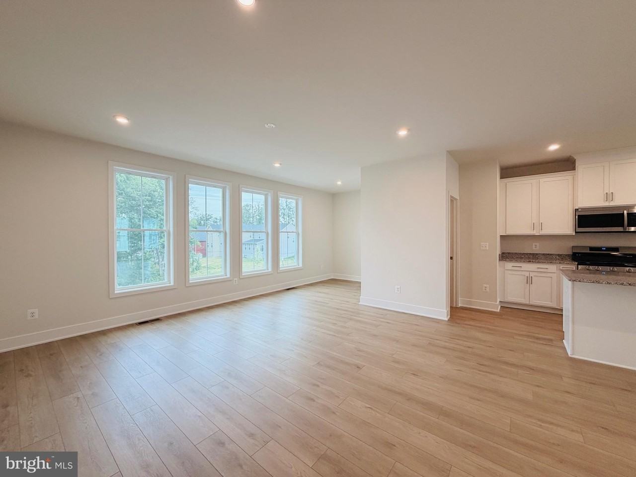 135 Heyford Dr - Photo 4 of 50