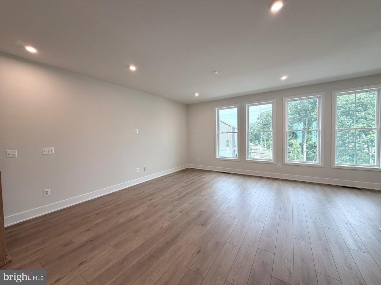 135 Heyford Dr - Photo 6 of 50