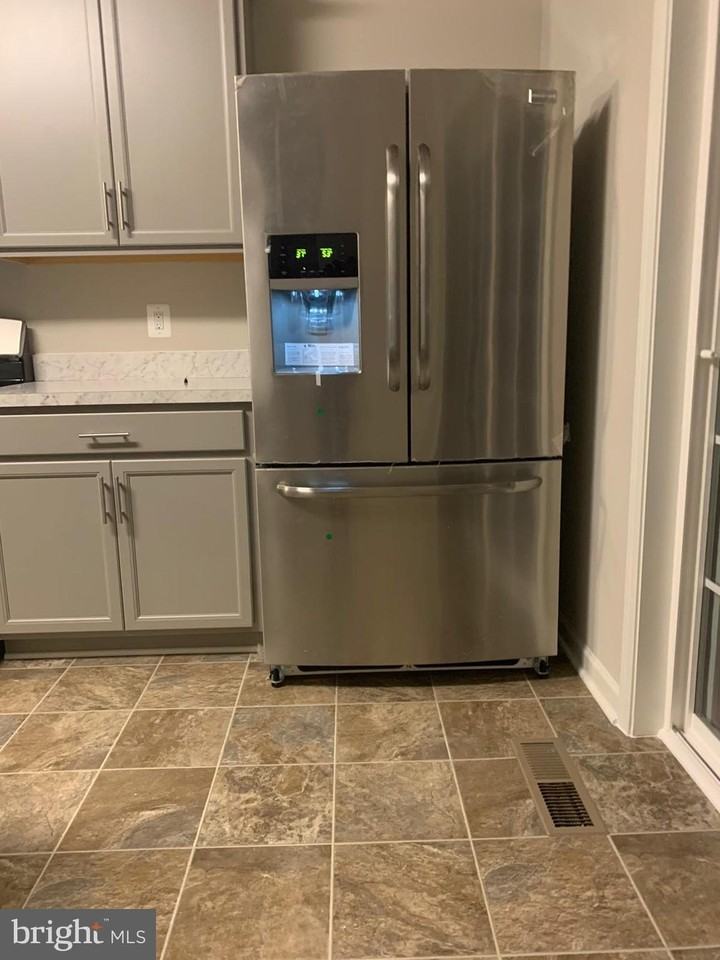 212 Parkland Dr - Photo 2 of 12