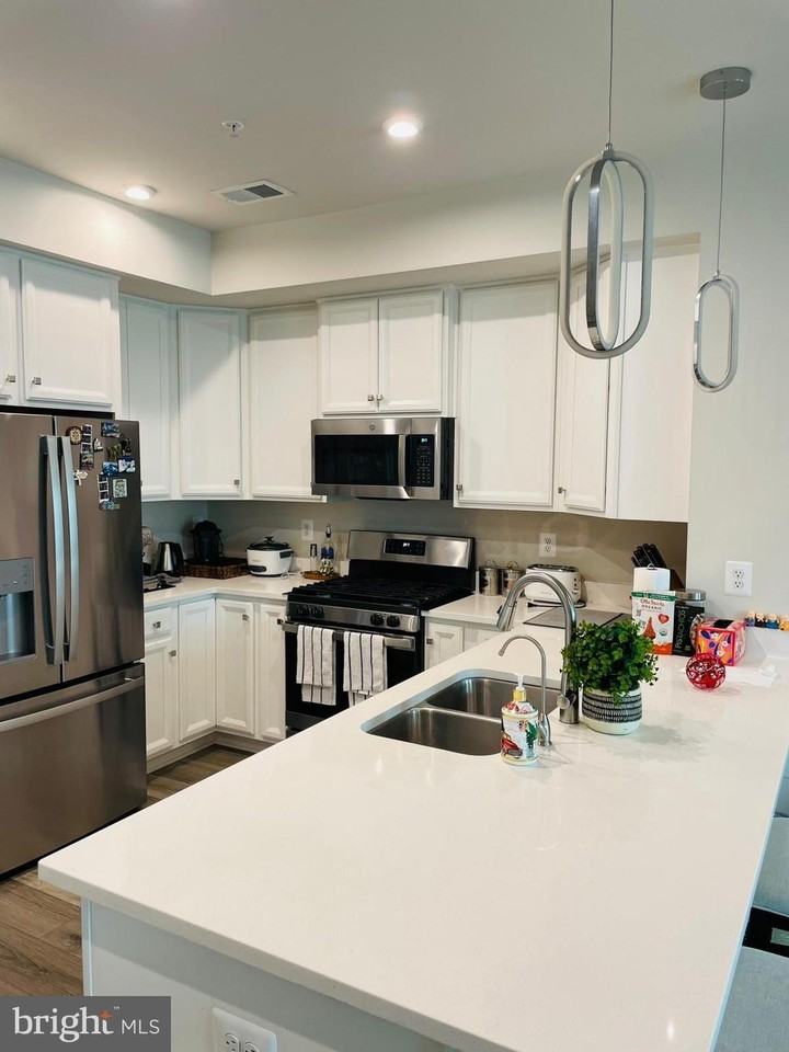 24260 Thurso Sq - Photo 4 of 16