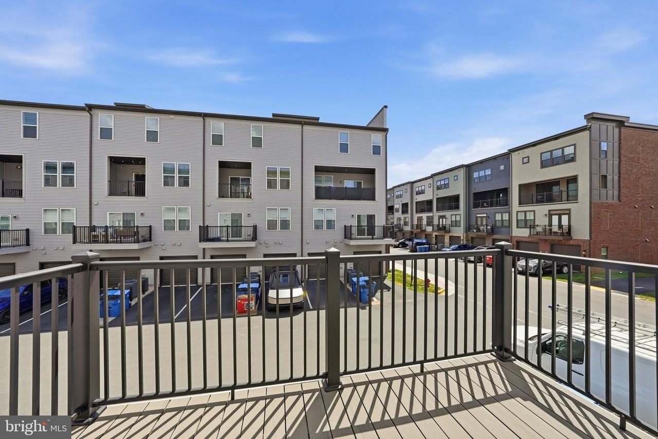43732 Transit Sq - Photo 2 of 33