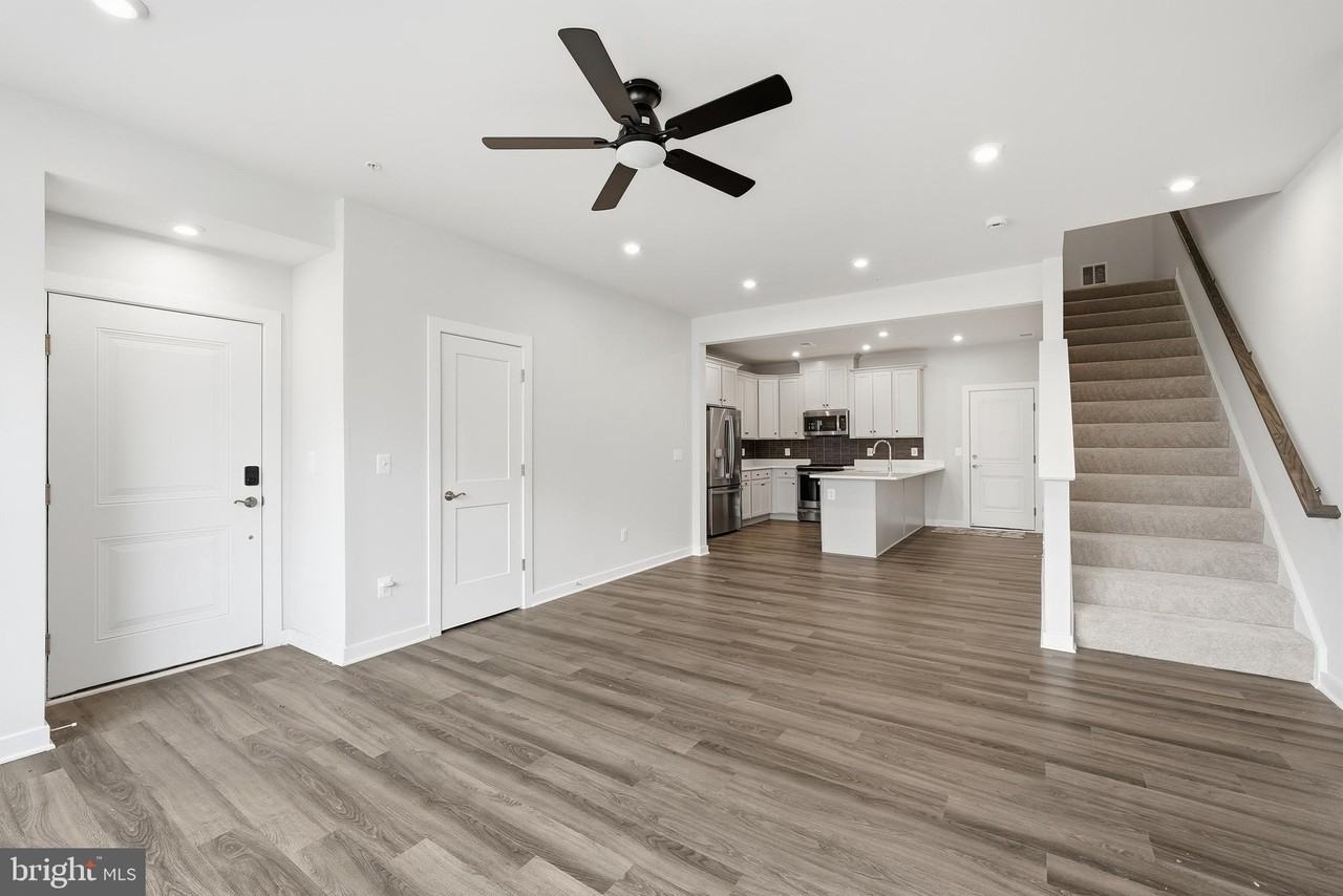 43732 Transit Sq - Photo 3 of 33