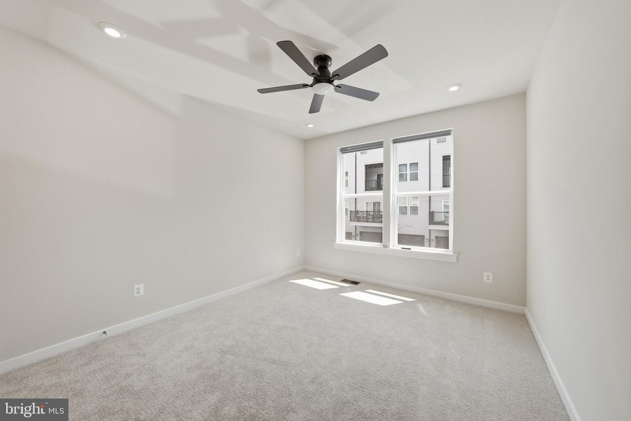 43732 Transit Sq - Photo 4 of 33