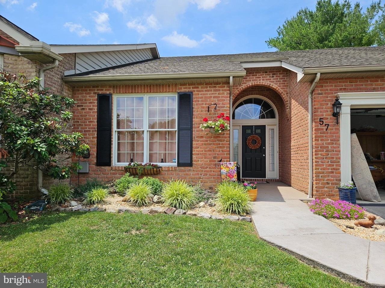 57 Radcliff Ln - Photo 2 of 23