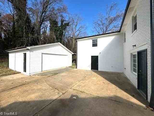 2060 K Court Ave - Photo 4 of 27