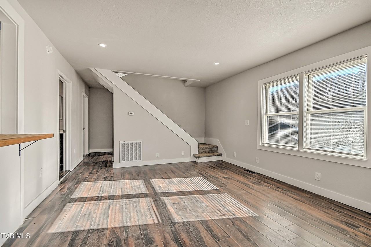488 Virgil Ave - Photo 3 of 31