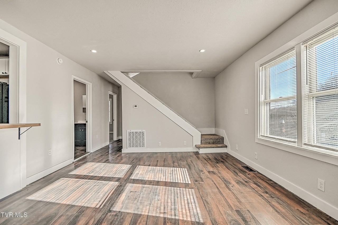488 Virgil Ave - Photo 4 of 31