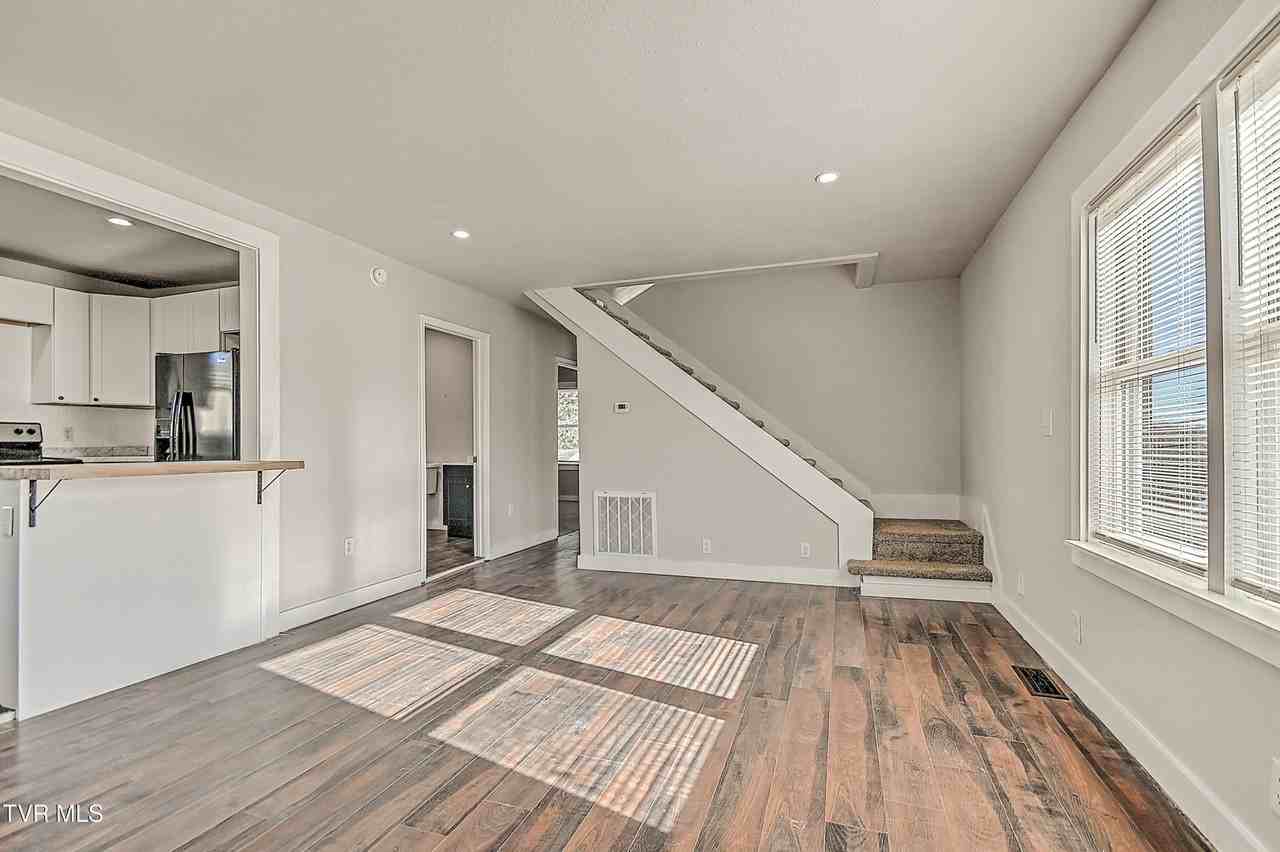488 Virgil Ave - Photo 5 of 31