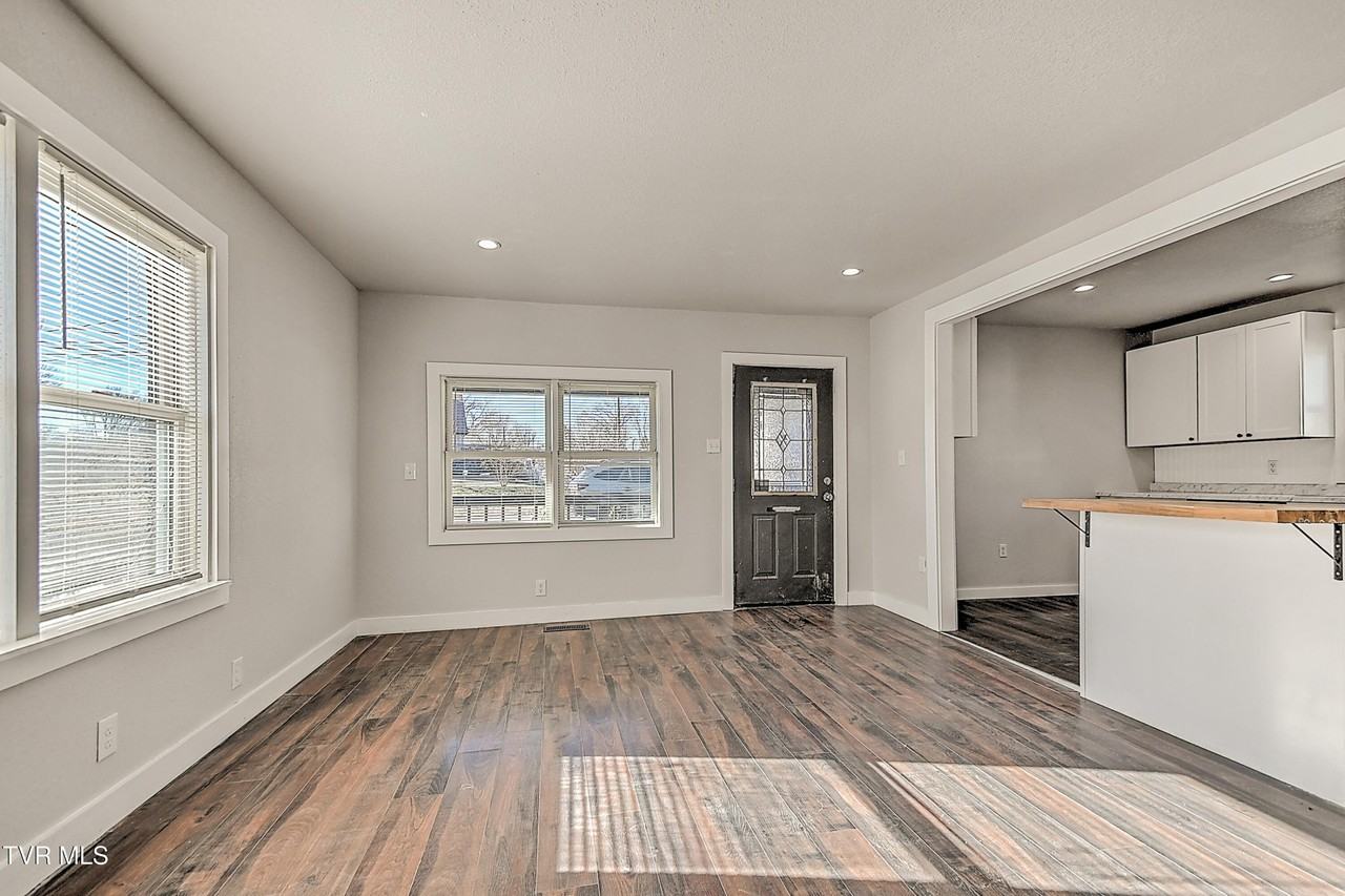 488 Virgil Ave - Photo 6 of 31
